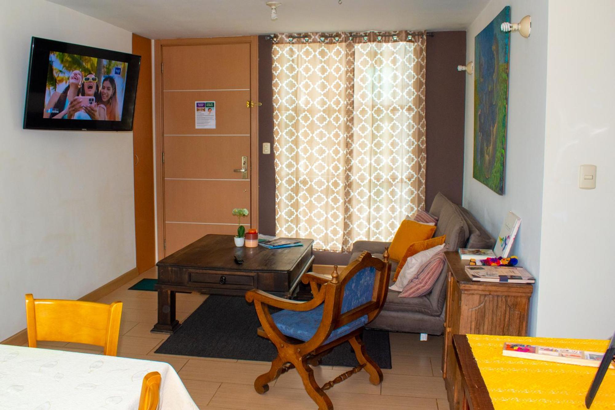 2 Rooms, 1 King Size Bed, 64" Smart Hdtv Guatemala City Exterior photo
